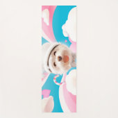 白い帽子をかぶったふわふわの犬 ヨガマット (正面)