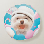 白い帽子をかぶったふわふわの犬 ラウンドクッション (裏面)