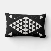 白い幾何学的な三角形 ランバークッション (裏面)