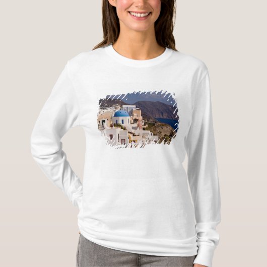 白い建物が立ち並ぶイアの美しい村 Tシャツ (正面)