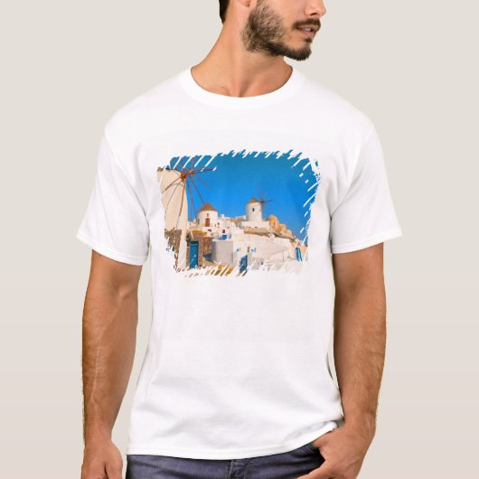 白い建物とミナミサトリニ島イアの崖の上の風車 Tシャツ (正面)