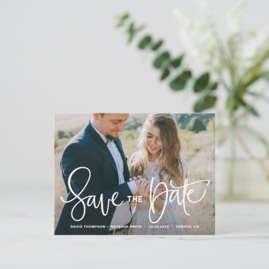 白い手かわいらしのレタリング写真の日付を保存 案内ポストカード (スタンド正面)