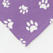 白い手で紫の背景を印刷 フリースブランケット (角)