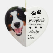 白い手のプリントを私たちのハートペットの写真 セラミックオーナメント (裏面)