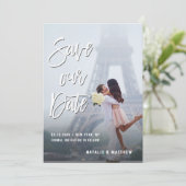 白い手書き救スクリプト日付フォトカード セーブザデート (スタンド正面)