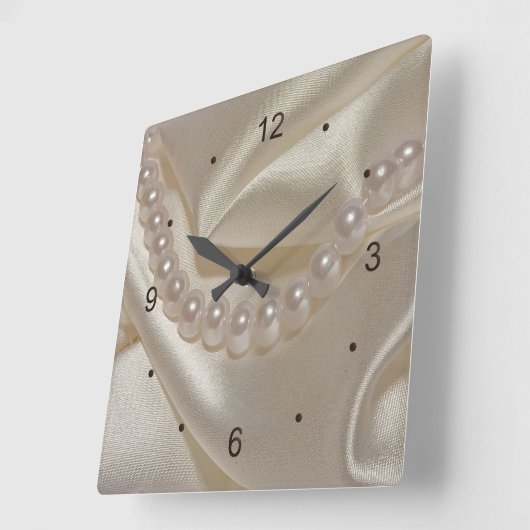 白い折り畳んだサテンと結婚真珠 スクエア壁時計 (傾斜)