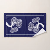 白い抽象芸術の丸木と縁どネイビーブルー バスタオルセット (ハンドタオル)