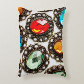 白い数々の背景に色のヴィンテージのブローチ アクセントクッション (正面(垂直))
