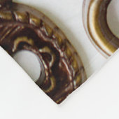 白い数々の背景に色のヴィンテージのブローチ フリースブランケット (角)