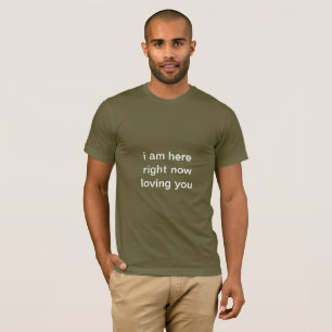 白い文字が付いている人の暗いTシャツ Tシャツ
