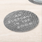 白い文字で部屋の皮膚の写真に象 ラウンドペーパーコースター (アングル)