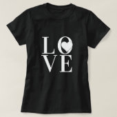 白い文字とハートを使用した上品なLOVEロゴデザイン Tシャツ (デザイン正面)