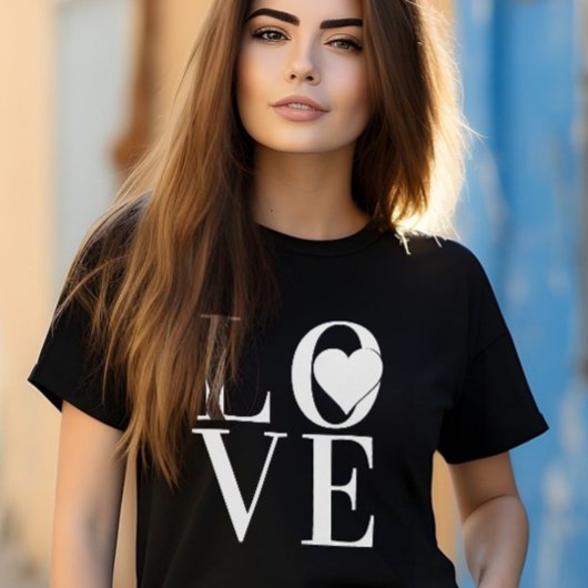 白い文字とハートを使用した上品なLOVEロゴデザイン Tシャツ