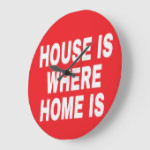 白い文字 赤い背景 HOUSE IS WHERE HOME IS ラージ壁時計 (傾斜)