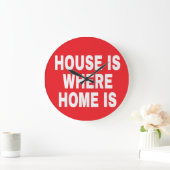 白い文字 赤い背景 HOUSE IS WHERE HOME IS ラージ壁時計 (ホーム)
