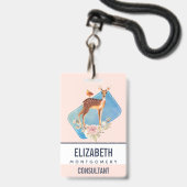 白い斑点のある美しい茶色のシカ バッジ (ストラップ付き表面)