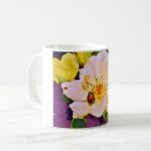 白い日本のバラの甲虫 コーヒーマグカップ (正面左)