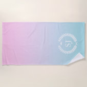 白い月桂樹のリースソフトピンクからブルーグラデーションに ビーチタオル (正面)