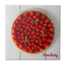 白い木にミントが付いたストロベリーケーキ