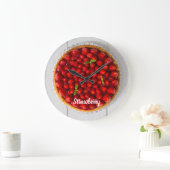 白い木にミントが付いたストロベリーケーキ ラージ壁時計 (ホーム)