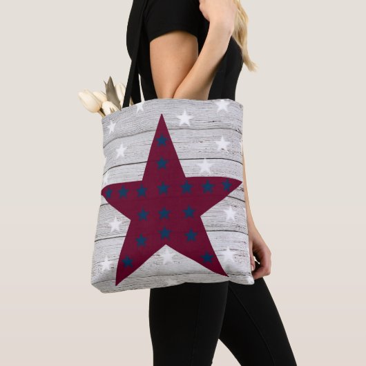 白い木に赤と青の星の背景を見る トートバッグ (クローズアップ)