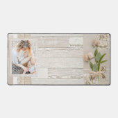 白い木の上包まれたにフォトフレームとリボンの花 デスクマット (正面)