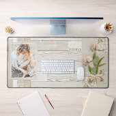 白い木の上包まれたにフォトフレームとリボンの花 デスクマット