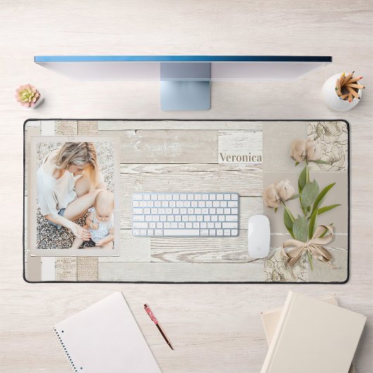 白い木の上包まれたにフォトフレームとリボンの花 デスクマット