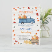 白い木の最初の小さなロイヤルブルーのトラックの誕生日 招待状 (スタンド正面)