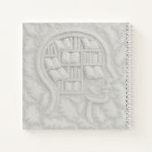 白い本が詰まった羽のような頭（淡いBG） ノートブック (裏面)