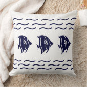 白い枕に大きな海軍の青い魚と波 クッション (ブランケット)