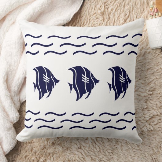 白い枕に大きな海軍の青い魚と波 クッション (ブランケット)