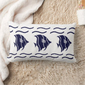 白い枕の上の海軍の青い魚&波 ランバークッション (ブランケット)