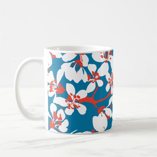 白い桜、クラシックの青い背景パターン。 コーヒーマグカップ (左)