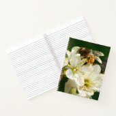 白い梅の花にハチのジャーナル ノートブック (内部)