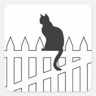 白い棒杭の囲いの待っていることに坐っている黒猫 スクエアシール