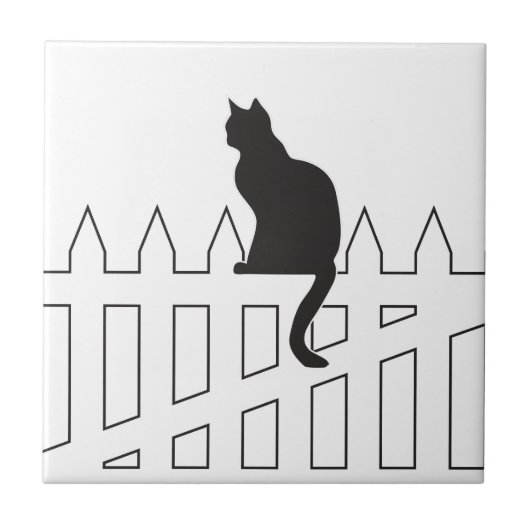 白い棒杭の囲いの待っていることに坐っている黒猫 タイル (正面)
