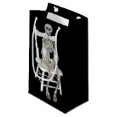 白い椅子に座っているスケルトン スモールペーパーバッグ (正面アングル)