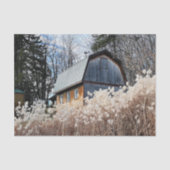 白い植物の畑を見下ろす頑強な納屋 薄葉紙 (正面)