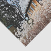 白い植物の畑を見下ろす頑強な納屋 薄葉紙 (詳細)