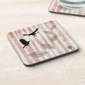 白い樺の木林でカラスを殺害しようとした コースター (左側)