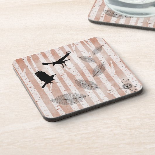 白い樺の木林でカラスを殺害しようとした コースター (左側)