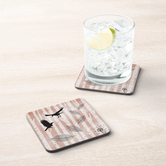 白い樺の木林でカラスを殺害しようとした コースター (右側)