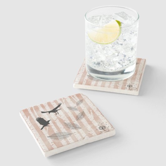 白い樺の木林でカラスを殺害しようとした ストーンコースター (横)