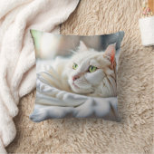 白い毛布の白い猫 クッション (ブランケット)