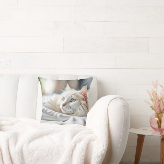 白い毛布の白い猫 クッション (ソファ)