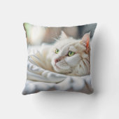 白い毛布の白い猫 クッション (裏面)