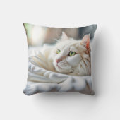 白い毛布の白い猫 クッション (正面)