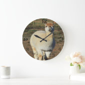 白い毛織りのアルパカに微笑み ラージ壁時計 (ホーム)