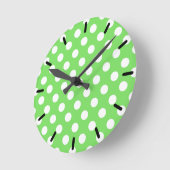 白い水玉模様をリンゴ緑 ラウンド壁時計 (傾斜)